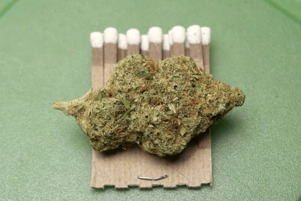 Nahaufnahme Von Getrocknetem Marihuana Und Streichhölzern Drogenabhängigkeit Medizinisches Marihuana Konzept — Stockfoto