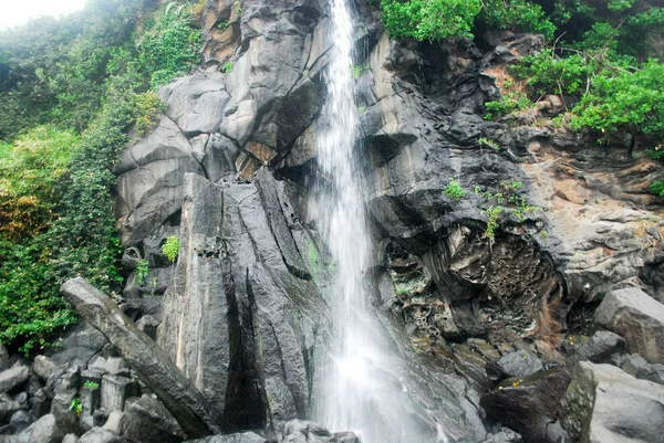 Cachoeira Com Fundo Penhasco Rochoso — Fotografia de Stock