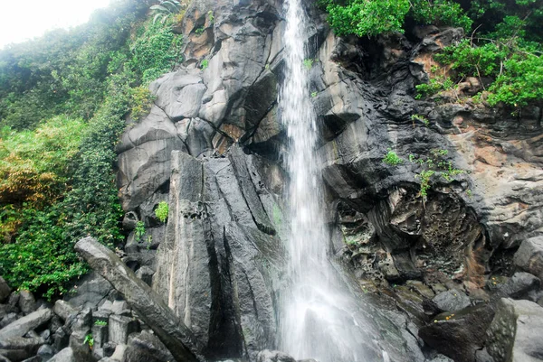 Cachoeira Com Fundo Penhasco Rochoso — Fotografia de Stock