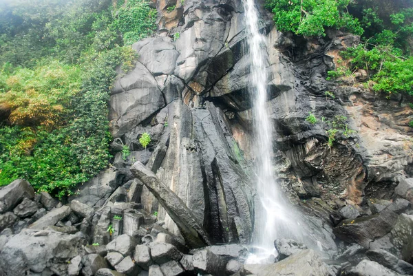 Wasserfall Mit Felsigem Felshintergrund — Stockfoto