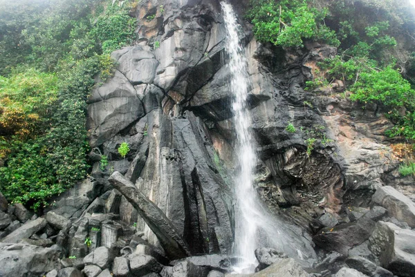 Cachoeira Com Fundo Penhasco Rochoso — Fotografia de Stock