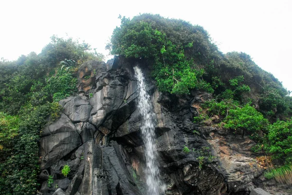 Cachoeira Com Fundo Penhasco Rochoso — Fotografia de Stock