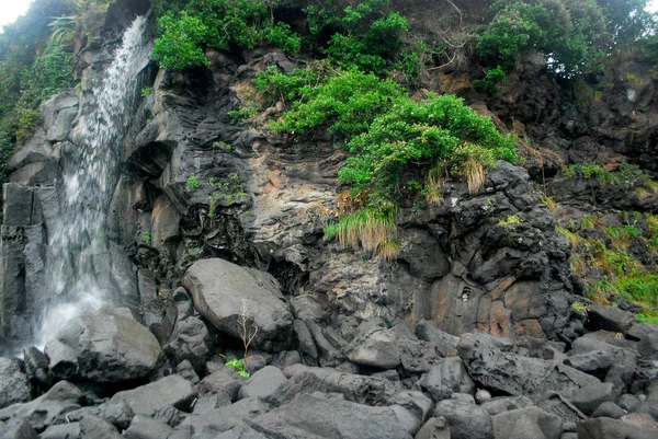 岩の崖の背景を持つ滝 — ストック写真