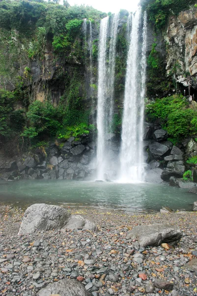 Cachoeira Com Fundo Penhasco Rochoso — Fotografia de Stock