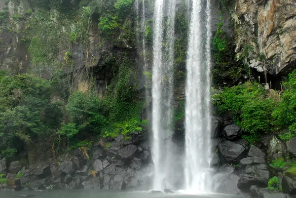 Cachoeira Com Fundo Penhasco Rochoso — Fotografia de Stock