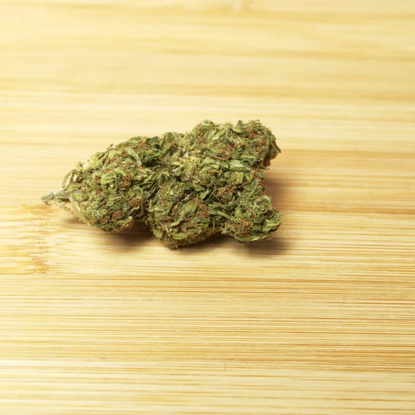 Marihuana Dřevěném Stole Prkenná Rostlina Konopí — Stock fotografie