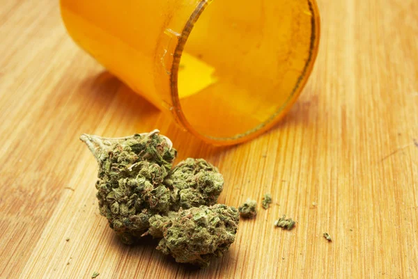 Botella Marihuana Plástico Amarillo Sobre Mesa Madera — Foto de Stock