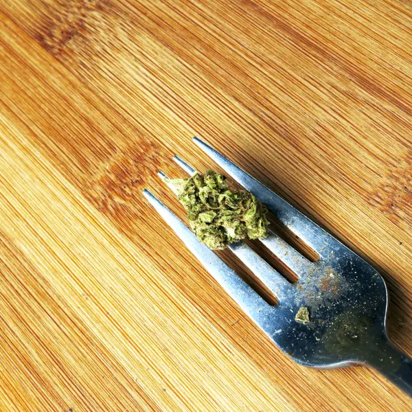 Marijuana Fourchette Sur Table Bois Bourgeon Plante Cannabis — Photo