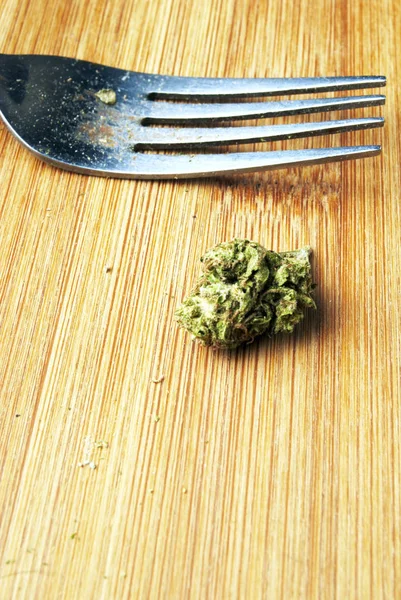 Marihuana Und Gabel Auf Holztisch Knospe Aus Der Cannabispflanze — Stockfoto