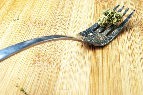 Marihuana Widelec Drewnianym Stole Bud Cannabis Plant — Zdjęcie stockowe