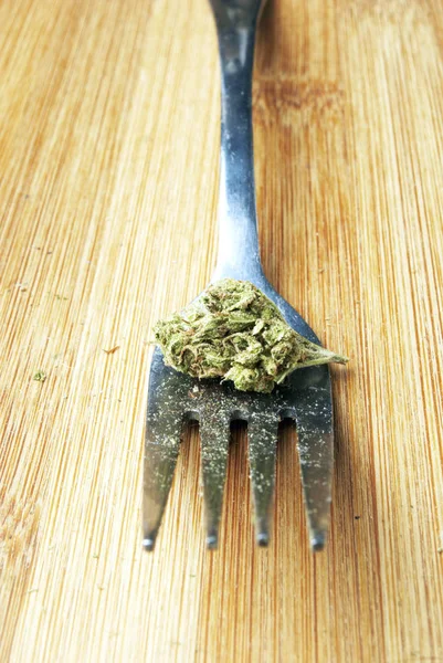 Μαριχουάνα Και Πιρούνι Ξύλινο Τραπέζι Μπουμπούκι Από Φυτό Κάνναβης — Φωτογραφία Αρχείου