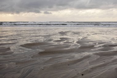 bulutlu gökyüzü altında güzel sakin deniz manzarası