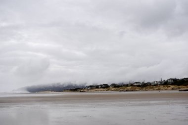 bulutlu gökyüzü altında güzel sakin deniz manzarası