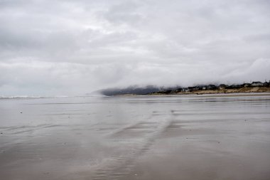 bulutlu gökyüzü altında güzel sakin deniz manzarası