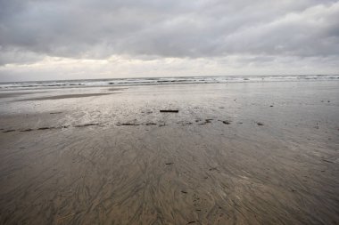 gri havalarda deniz kıyısındaki düşük gelgit