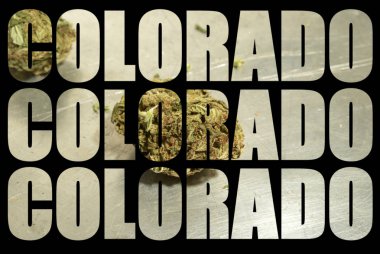 Siyah arka plan üzerinde içinde marihuana ile Colorado yazıtlar