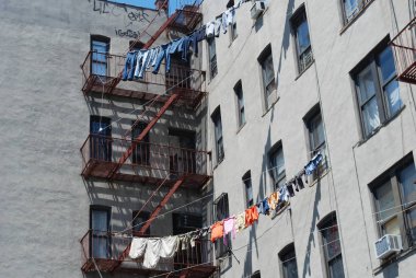 balkon ve pencereli bina 
