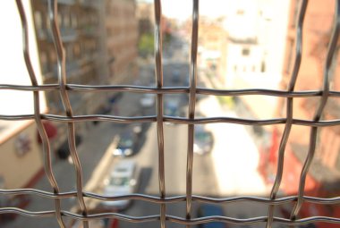 Zincirle pencerenin bulanık arkaplanı soyut