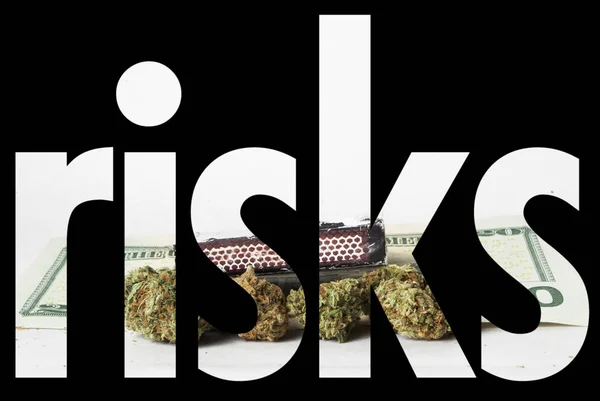 Inscripción Riesgos Con Marihuana Interior Sobre Fondo Negro —  Fotos de Stock