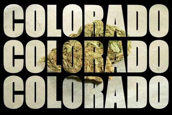 Siyah Arka Plan Üzerinde Içinde Marihuana Ile Colorado Yazıtlar — Stok fotoğraf