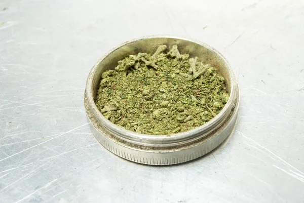 Nahaufnahme Von Marihuana Und Unkrautvernichter Auf Weißem Hintergrund — Stockfoto