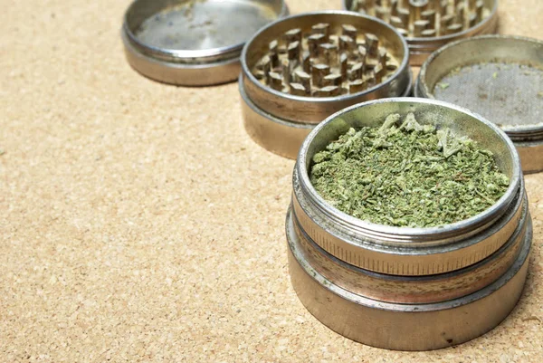 Beyaz Arka Plan Üzerinde Marihuana Weed Crushers Yakından Görünümü — Stok fotoğraf