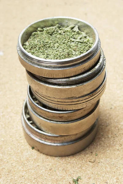 Zblízka Pohled Drtiče Marihuany Plevele Bílém Pozadí — Stock fotografie