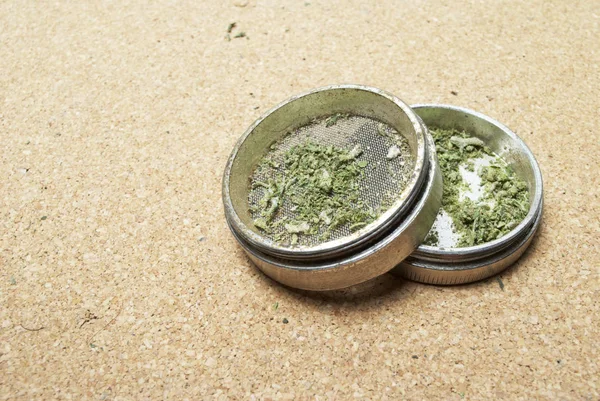 Vista Cerca Las Trituradoras Marihuana Malezas Sobre Fondo Blanco — Foto de Stock