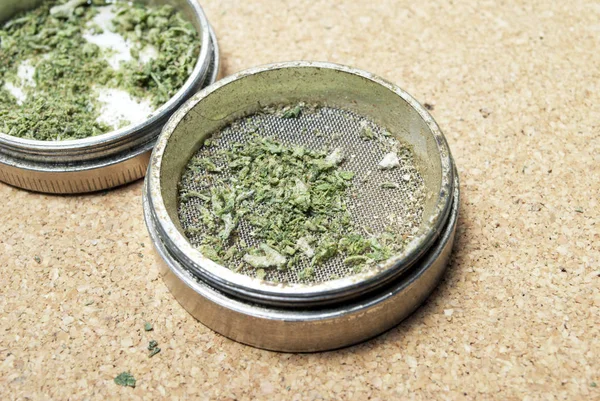 Beyaz Arka Plan Üzerinde Marihuana Weed Crushers Yakından Görünümü — Stok fotoğraf