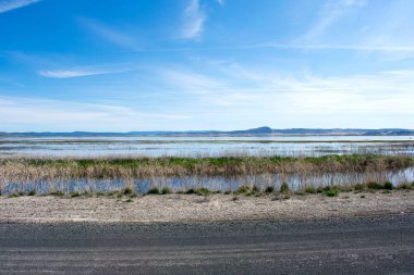 Mavi bulutlu gökyüzü arka plan ile Alan