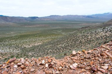 Issız dağlar aralığı, doğal arka plan