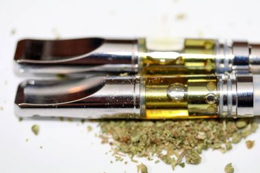 Vape Pen, vaping esrar yağı, esrar buharlaştırıcı ve kurutulmuş esrar