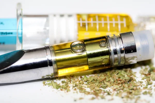 Vape Pen Menguap Minyak Ganja Kanabis Vaporizer Dan Cannabis Kering — Stok Foto
