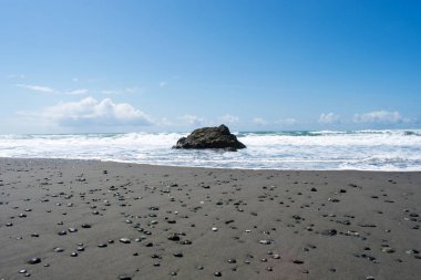 Kayalık sahil beyaz köpüklü dalgalar