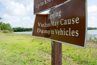 Uyarı tabela, yıpranmış kavisli işareti.