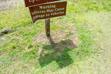 Uyarı tabela, yıpranmış kavisli işareti.