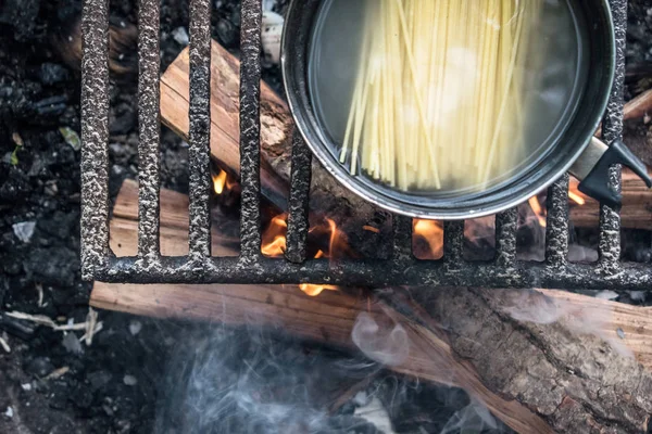 Kamperen Koken Een Vreugdevuur Pot Spaghetti Vuur Brandhout Voedsel — Stockfoto