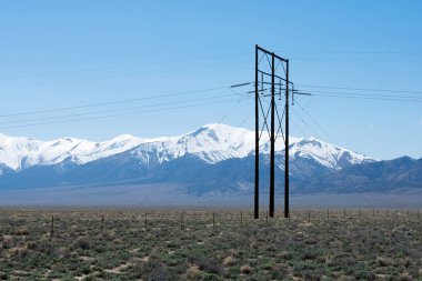Arka planda dağlar ile ıssız alan