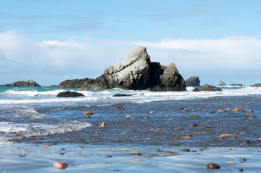 Dağ ve deniz. Kayalık Sahili ve okyanusu görünümü