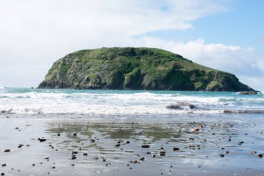 Dağ ve deniz. Kayalık Sahili ve okyanusu görünümü