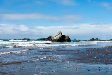 Dağ ve deniz. Kayalık Sahili ve okyanusu görünümü