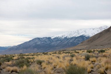Kar ve dağlarla kaplı kış manzarası