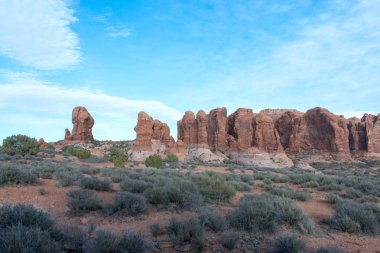 Dağ çöl peyzaj, kayalar ve çim