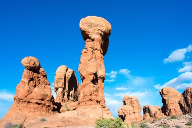 Kaya Oluşumları, Arches Milli Parkı, Moab, Utah, Mavi Gökyüzü ile Peyzaj