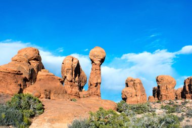 Kaya Oluşumları, Arches Milli Parkı, Moab, Utah, Mavi Gökyüzü ile Peyzaj