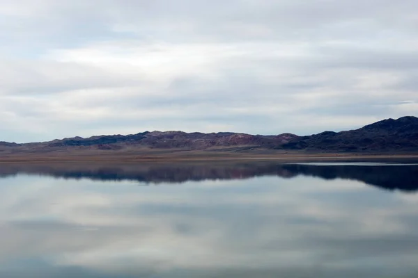 Schönes Wasser Mit Berglandschaft — Stockfoto