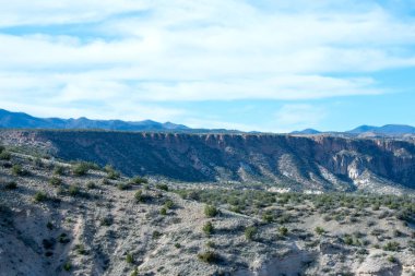 Dağ çöl peyzaj, kayalar ve çim