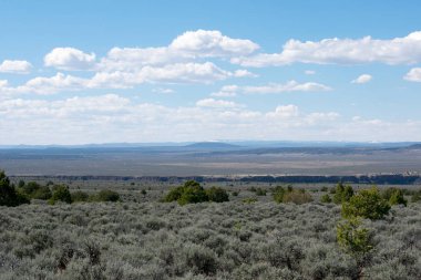 Bulutlu gökyüzü ile dağlar alanı