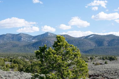 Bulutlu gökyüzü ile dağlar alanı