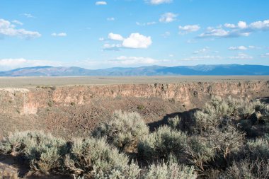 Dağ çöl peyzaj, kayalar ve çim
